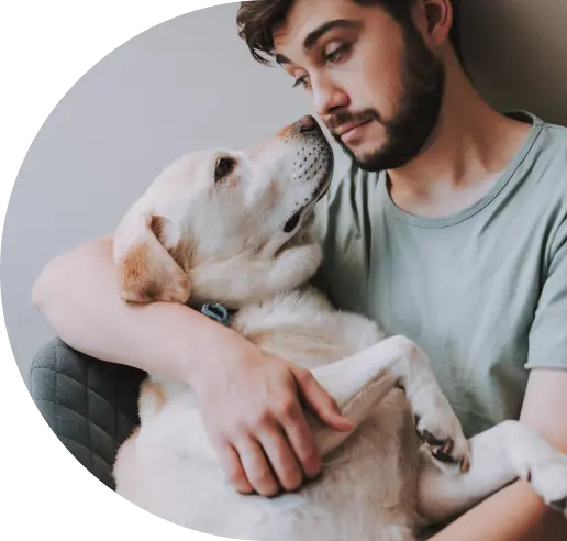 Assurance et mutuelle pour animaux Un homme jouant et son chien assuré chez Assur O’poil